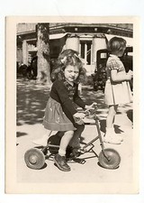Petite fille à vélo tricycle