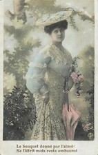 CP LE BOUQUET DONNE PAR L'AIME ... FEMME ELEGANTE CHAPEAU OMBRELLE - 40324