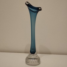 Vase bourgeon en verre soufflé bleu ASEDA Suède Pied verre bullé transparent.