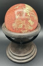 Globe terrestre rouge sur