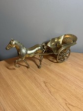 Ancien cheval avec sa calèche