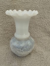 Ancien Vase En opaline de foire blanche 