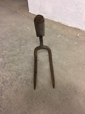 GRIFFE DE RATEAU A 2 DENTS EN FER FORGE ART POPULAIRE XIXEME OUTIL JARDINAGE