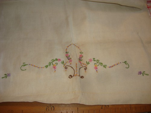 Ancienne broderie sur lin - sur,