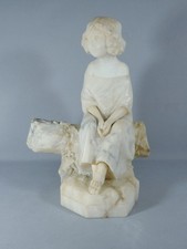 Pugi, l'enfant assis sur un tronc, sculpture en marbre veiné et albâtre, XX ème