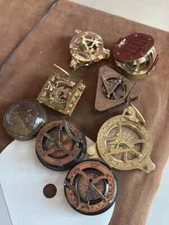 Boussole à cadran solaire, boussole Brunton, loupe objets de finition anciens...