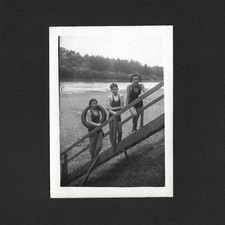 3 baigneurs lac bouée foret