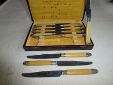 COFFRET DE 12 ANCIENS COUTEAUX