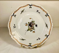Nevers. Assiette en faience polychrome. Décor de fleurs. 1800.
