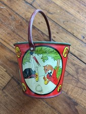 Ancien seau de plage en tôle