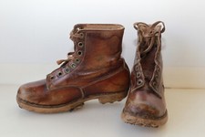 Paire de chaussures montantes en cuir des années 40 pour enfant