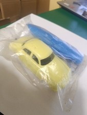 Renault frégate avec remorque et bateau lever dans son plastique jouet de bazar