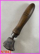 N°042 OUTIL fer ancien de