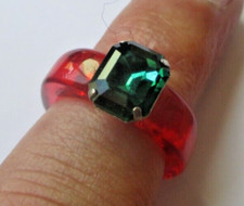 bague taille 52 celluloïd rouge sertie cabochon vert émeraude bijou vintage 5413