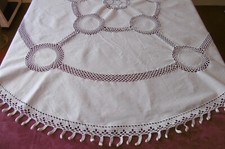 Belle nappe ronde avec DENTELLE et ENTREDEUX en crochet entourée de POMPONS