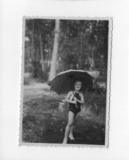 A486 Photo Originale vintage snapshot:Fillette en maillot de bain avec parapluie