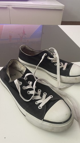 Chaussure portées très usée - chaussure,