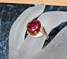 Bague  or jaune  18K sertie d un rubis de synthèse  poincon  tete d aigle   T 48