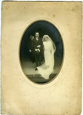 PHOTO photographie, mariage un couple pose wedding robe blanche voile vers 1920