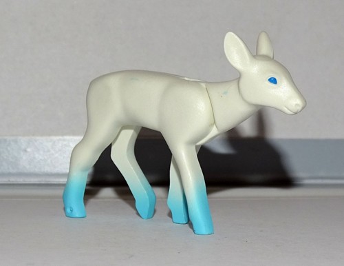 Biche blanche des neiges - biche,