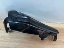 UN PROTEGE CACHE MAIN DROIT