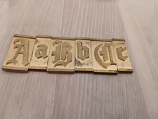 Lot 1. Boite de jeu de LETTRES laiton gothique Gravograph pour gravures BIJOUX, 