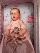 Poupee ancienne dans son