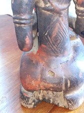 femme assise allaitant