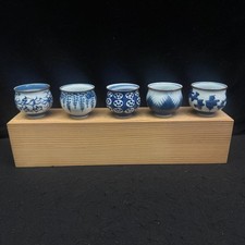 Ensemble de cinq tasses en