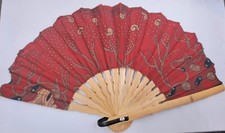 Éventail à main rouge bordeaux en bambou,pliable,bois et tissu, batik,artisanal