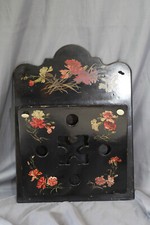 Porte courrier mural en bois laqué noir décor floral