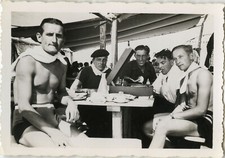 PHOTO ANCIENNE - VINTAGE SNAPSHOT - HOMME TORSE NU MUSCLE TOURNE DISQUE MUSIQUE