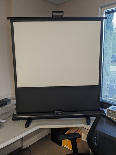 Portable projector screen pull - screen,