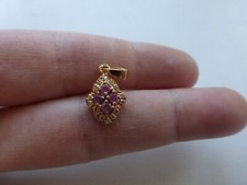 pendentif neuf plaqué or jaune poinçon, saphirs roses 1,06gr 2x1cm (dimensions a