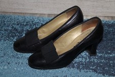 jolis escarpins en cuir noir