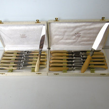 2 coffrets de 12 couteaux manches corne lames frier