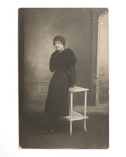 Jeune femme élégante