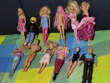Lot de 12 poupées Barbie / Disney.. ?