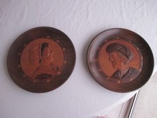 2 Anciennes assiettes décoratives en bois signées Gérard, couple Catalan 23.5cm