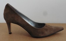 ESCARPINS EN DAIM BEIGE. TALONS AIGUILLES. VALROY. POINTURE 39