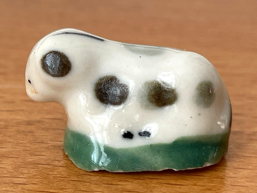 Adorable fève petite - petite, vache