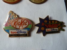  PIN'S  DISNEY  /  EURODISNEY  -  SUNDY  - KIT-KAT / LOT DE 2