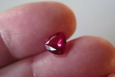 SOMPTUEUX RUBIS VERNEUIL TRILLION ROUGE SANG  8x8 MM
