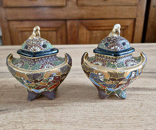 TRES JOLIE PAIRE DE BRULE-ENCENS EN PORCELAINE DU JAPON. SATSUMA. MILIEU XXEME