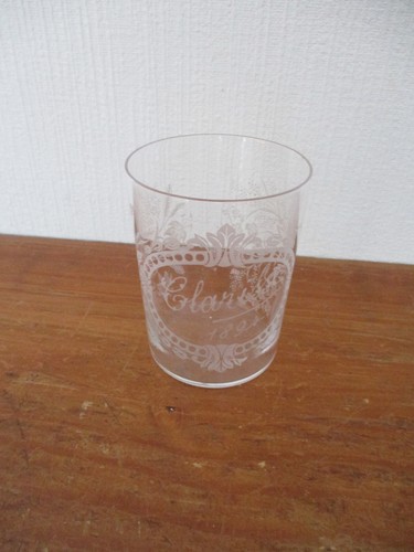 Ancien verre gobelet richement - ancien,