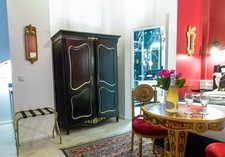 Armoire ancienne, patinée noire or vieilli, style Louis XV Romantique.