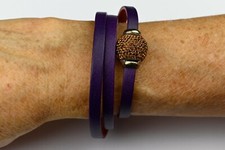 Bracelet cuir 3 tours bicolore violet/brique fermoir magnétique + 2 perles