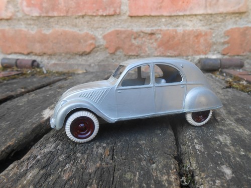 Jouet ancien miniature 2 cv - :,