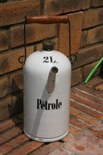 ancien bidon de pétrole en