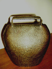 ANCIENNE CLOCHE DE VACHE SONNAILLE MÉTAL GRANITÉ" "BRONZE ?"NETTOYÉE. T.BON ÉTAT